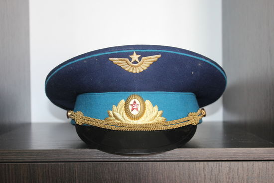 Фуражка офицерская к парадной форме, из СССР, размер 58.