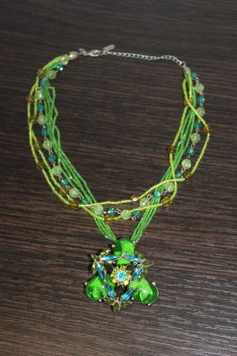 Бусы из бисера с металлической подвеской.