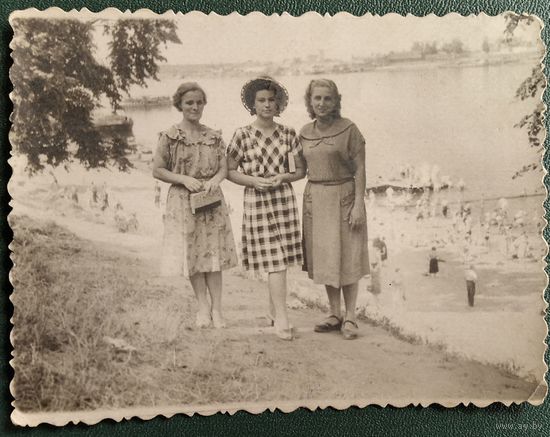 Фото трех девушек на Комсомольском озере. Минск. 1953 г. 8.5х11 см.